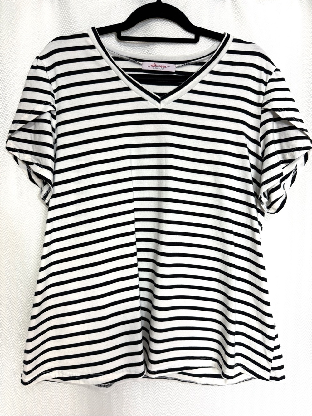 Ashlee Marie Boutique Black & White Stripe Tulip Sleeve V-Neck Tee Size 1X